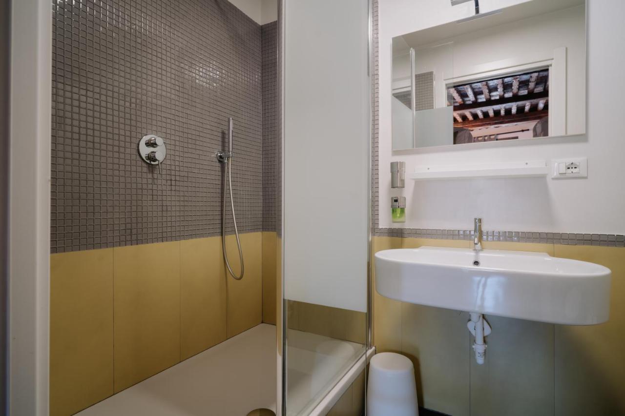 Le Stanze Del Piccadilly Hostel Genoa Ngoại thất bức ảnh