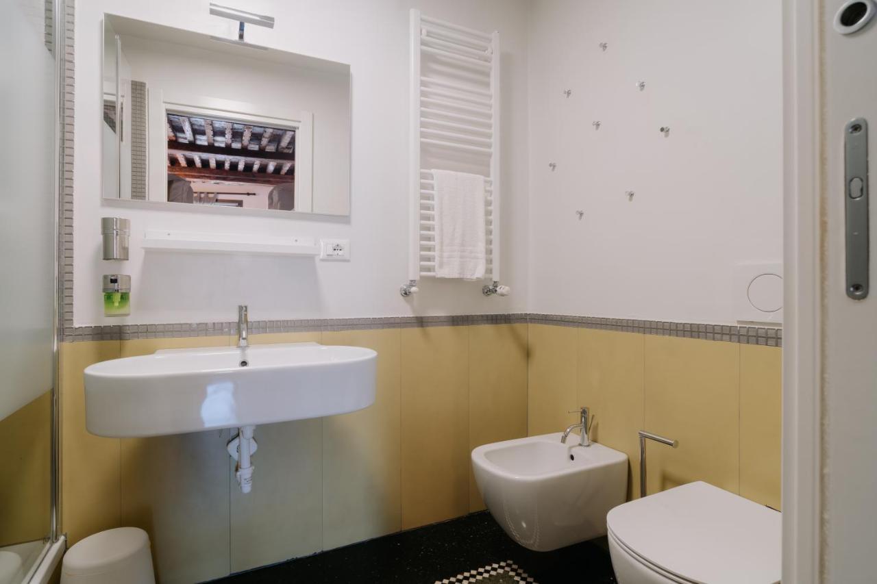 Le Stanze Del Piccadilly Hostel Genoa Ngoại thất bức ảnh